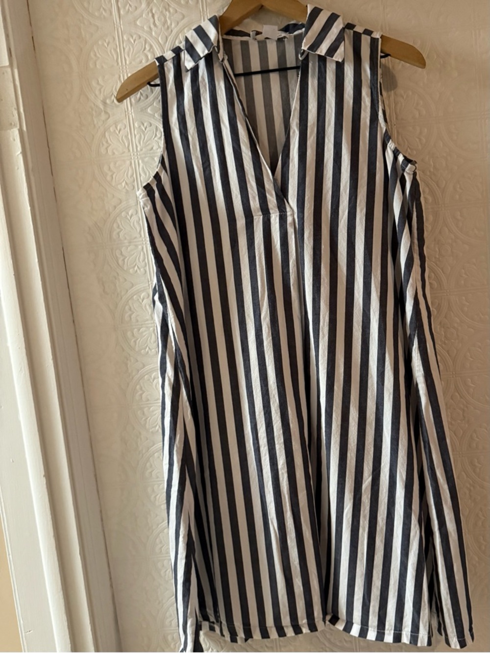 Liz Claiborne Black and White Striped Sleeveless Collared Tunic
